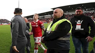 لاعب كرة القدم يعتدي على مشجع منافس في موقف سيارات قبل كأس كاراباو