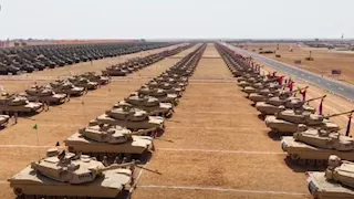 وزير الدفاع يشهد إجراءات تفتيش الحرب لإحدى تشكيلات المنطقة المركزية