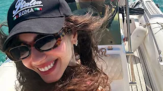 على متن يخت.. مايان السيد تروج لفيلم "ولنا في الخيال حب" بصورة مع الأبطال