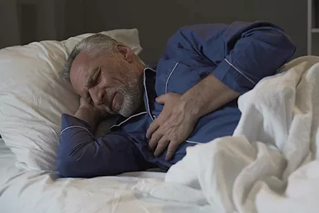 خرفشة الصدر أثناء النوم- طبيب يحذر: عرض لهذه الأمراض "فيديو"