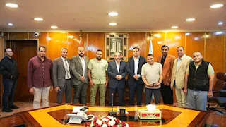 بالصور - محافظ أسيوط يلتقي أهالي الحواتكة لمتابعة تطوير كوبري القرية