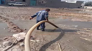 تسرب مياه الصرف بقرية بيت داود فى سوهاج.. والشركة تتدخل -صور 