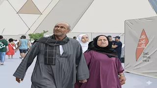 صورة عفوية.. سر الرحلة التي قام بها "رشاد" وزوجته من قنا للمتحف المصري  