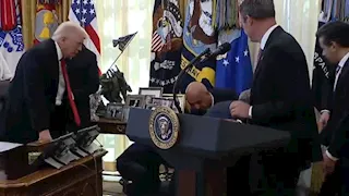 مسؤول يفقد وعيه أمام ترامب لحظة الإعلان عن خفض أسعار بعض الأدوية (فيديو)