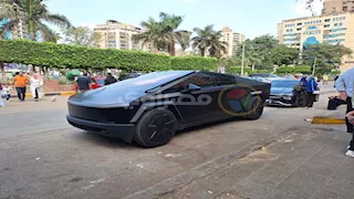 محمد رمضان يصل بسيارته الـ"تسلا" لجنازة والده بمسجد مصطفى محمود