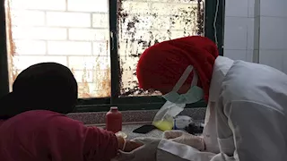 قافلة طبية تفحص 1027 مواطنًا وتقدم خدمات علاجية مجانية ببني سويف (صور)