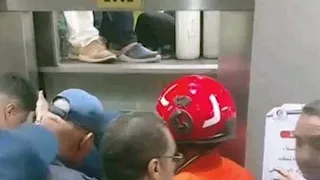 "كانوا بين السما والأرض".. تدخل سريع ينقذ 8 عالقين داخل مصعد بالشرقية