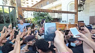 بالصور| انتهاء صلاة الجنازة على والد محمد رمضان في مسجد مصطفى محمود