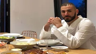 "بينهم تريكة وبنزيما".. 20 صورة لنجوم الأهلي والزمالك وأوروبا بالجلابية