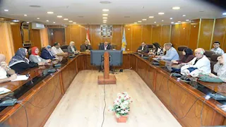 محافظ أسيوط يبحث دعم الأسر المنتجة والمشاركة بمعارض القاهرة (صور)