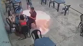 سيجارة تسبب انفجارا مفاجئا في محطة وقود.. لن تتوقع ما حدث للزبائن "فيديو"