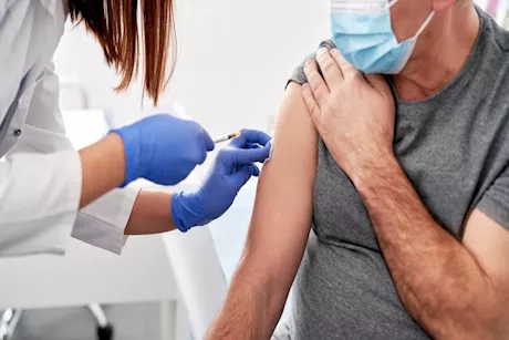 فوائد لقاح الإنفلونزا لمرضى القلب.. هل يقي من الجلطات؟