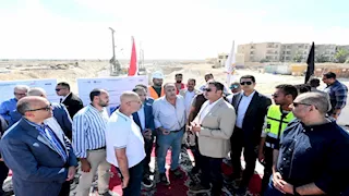 جولة ميدانية بالعلمين.. وزير الإسكان يراجع تقدم مشروعات "M8" والبوغاز