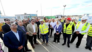 وزير الإسكان يتابع موقف تنفيذ أبراج "الداون تاون" وكوبري C19 بمدينة العلمين الجديدة