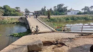 شاهد على نصف قرن.. انهيار كوبري السبايكة بسوهاج والري تكشف السبب- فيديو وصور