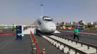 8 عربات بطول 200 متر.. ننشر صور أول قطار فيلارو سريع في مصر 