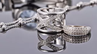 رئيس شعبة المعادن يحذر من تقلبات حادة محتملة في أسعار الفضة رغم مكاسبها