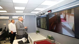 عبر الفيديو كونفرانس.. محافظ أسوان يتابع جاهزية اللجان الانتخابية (صور)