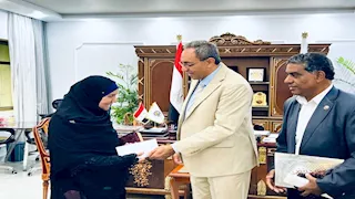 حفظت القرآن في عمر الـ80.. محافظ قنا يكرم الحاجة فاطمة عطيتو (صور)