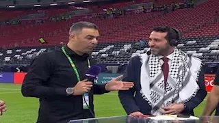 "الشال وصور تذكارية".. كيف احتفل الجهاز الفني لمنتخب فلسطين مع أبو تريكة بالفوز على قطر؟