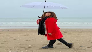 "بإطلالة شتوية أمام البحر".. بشرى تخطف الأنظار في أحدث ظهور لها (صور)