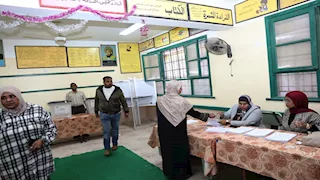 محافظ أسوان يتفقد اللجان الإنتخابية فى اليوم الأول لجولة الإعادة -صور