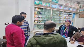ضبط شخص ينتحل صفة طبيب ويكشف على المرضى في صيدلية بالفيوم