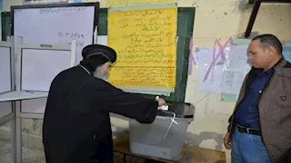 بالصور- سكرتير المجمع المقدس يدلي بصوته في انتخابات النواب بأسيوط