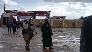 الأمطار تتساقط على الفيوم.. والناخبون يواصلون التصويت تحت المياه