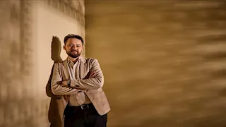 أبو بكر شوقي يخضع لجلسة تصوير في مهرجان البحر الأحمر السينمائي 