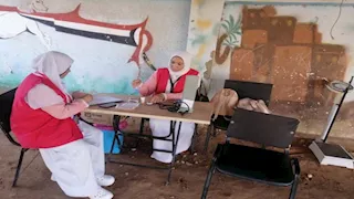 بالصور- فرق طبية تنتشر بمحيط لجان الوادي الجديد لتأمين الناخبين