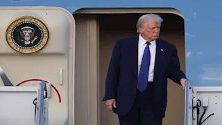 مشهد محرج.. موظف يفتح باب حمام طائرة ليفاجأ بترامب "فيديو"