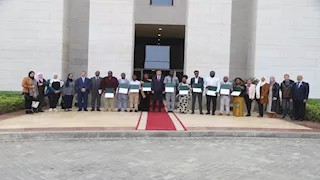 وزير الزراعة يُسلم شهادات التخرج لمتدربين أفارقة في ختام برنامج إنتاج تقاوي الأرز