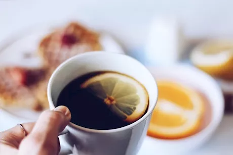 خبيرة تغذية تنفي هذه الفائدة عن القهوة بالليمون 