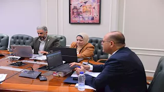 وزير العمل يشهد تسليم 405 عقود عمل لذوي الهمم 