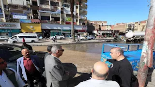 بالصور- محافظ أسوان يشرف على إصلاح كسر مفاجئ بخط مياه بمنطقة الإشارة