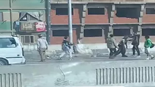 الأمن يفحص فيديو صادم لاعتداء وسرقة بالإكراه في الخصوص (صور)