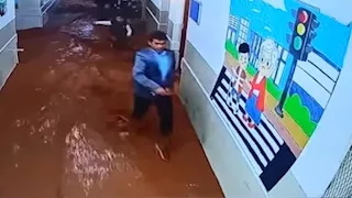 لحظات مرعبة.. سيول تداهم مدرسة وطلابها ينجون في اللحظة الأخيرة (فيديو)