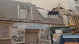 إزالة عقار قديم في السويس لخطورته الداهمة على المواطنين