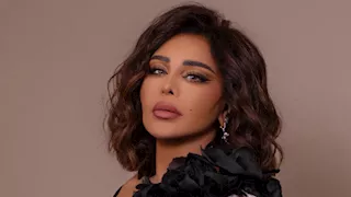 "فستان لامع ومكياج ترابي".. معلومات عن إطلالة أحلام 