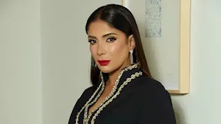 الأبيض يليق بها.. 7 صور ومعلومات عن إطلالة منى زكي