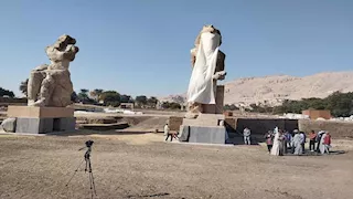بالفيديو والصور- لحظة إزاحة الستار عن تمثال أمنحتب في كوم الحيتان بالأقصر