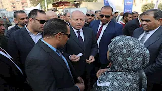 محافظ القاهرة يستمع إلى شكاوى المواطنين ويوجه بحلها 