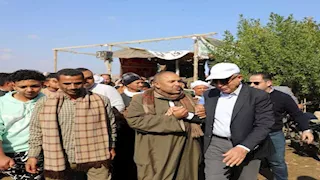 محافظ المنيا يستمع لأهالي "شارونة" ويعد بمجمع مدارس ومركز شباب (صور)
