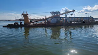 بدء أعمال تكريك وتطهير مدخل ميناء البرلس البحري بكفر الشيخ (صور)