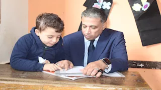 خلال جولة بمدارس أوسيم والقناطر.. مدير تعليم الجيزة يعيد قيد طلاب مفصولين