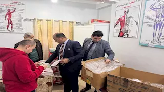 ضبط شخص ينتحل صفة طبيب ويدير مركزًا طبيًا غير مرخص ببني سويف (صور)