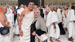 "قبل أمم أفريقيا".. مصطفى محمد يؤدي مناسك العمرة رفقة والدته