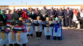 وزير التعليم ومحافظ أسوان يشاركان طلاب مدرسة الشهيد عمرو فريد طابور الصباح