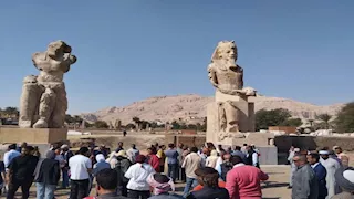 لماذا رفضت البعثة الأثرية استكمال أجزاء تمثال أمنحتب الثالث المفقودة؟ -صور